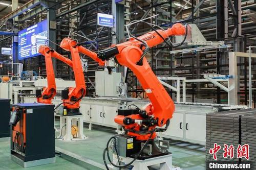 中國僑網(wǎng)順德企業(yè)美的工廠 彭巧云 攝