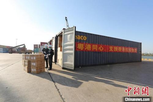 中國僑網(wǎng)佛山海關(guān)駐順德辦事處關(guān)員對供港物資進(jìn)行檢查 關(guān)悅 攝