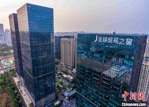 中國(guó)僑網(wǎng)圖為航拍海口大英山CBD 駱云飛 攝