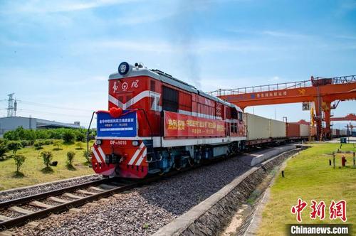 中國僑網(wǎng)X8020次中歐班列從鐵路金華南站鳴笛啟程。 胡肖飛 攝