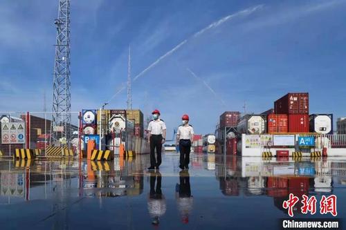 中國僑網(wǎng)寧波海關(guān)關(guān)員在監(jiān)管作業(yè)場所巡查監(jiān)督。 向戀梅 攝