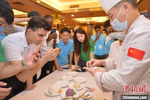 中國(guó)僑網(wǎng)中外青年觀看粵菜師傅制作粵點(diǎn) 白英石 攝
