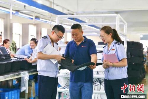 中國僑網(wǎng)稅務(wù)人員進企業(yè)。 浙江省稅務(wù)局供圖