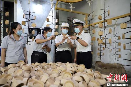 中國僑網(wǎng)廣州海關(guān)所屬河源海關(guān)為新注冊竹制品生產(chǎn)企業(yè)提供防蟲技術(shù)指導(dǎo)。(資料圖) 關(guān)悅 攝