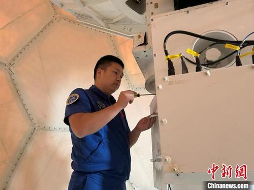 中國僑網(wǎng)圖為許遙在進(jìn)行設(shè)備檢查調(diào)試。 魯浩 攝