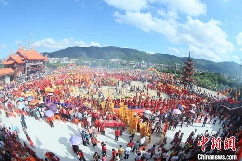 敬仰者參與熱情高 湄洲媽祖金身巡安莆田活動(dòng)持續(xù)火熱