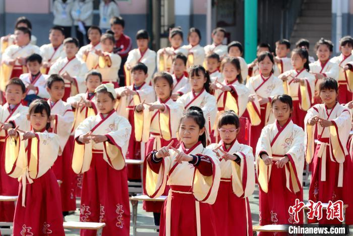 中國僑網(wǎng)圖為經(jīng)典誦讀活動(dòng)現(xiàn)場。龔普康 攝