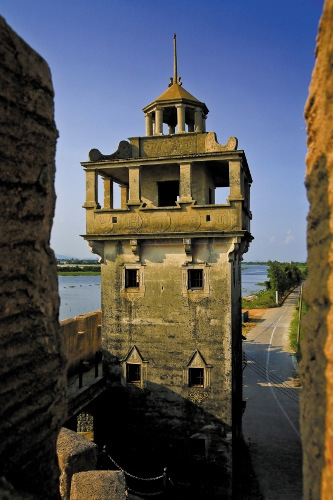 岡寧碉樓矗立在潭江畔