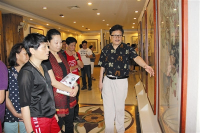 中國僑網(wǎng)香港鄉(xiāng)親在云桐軒文化創(chuàng)意園參觀考察。(謝青蕓 攝)