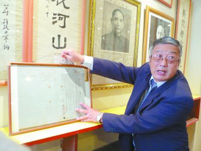 秘魯中山隆鎮(zhèn)隆善社是有著107年歷史的僑團(tuán)，因在抗戰(zhàn)期間為中國(guó)捐款得到周恩來(lái)、馮玉祥等人的題字。圖為僑領(lǐng)向南方日?qǐng)?bào)記者介紹這段光榮歷史。