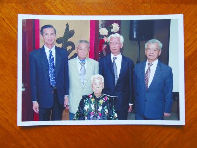 鄭潮炯妻子鐘彩合與兒子們的合影。后排左二為鄭社義。劉進供圖