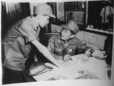 菲律賓華僑抗日游擊隊(duì)支隊(duì)在商議作戰(zhàn)方案。(資料圖片)