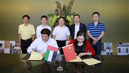 與僑界社團簽訂《友好僑界社團協(xié)議書》。(李恩