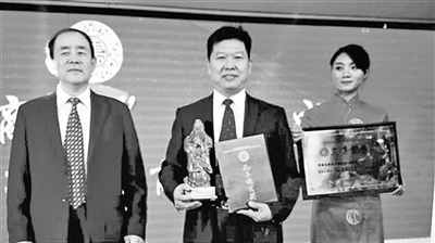 許金聰(中)領(lǐng)獎(jiǎng)。