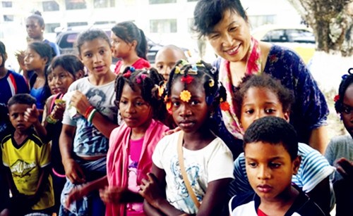 劉宏偉老師與印第安部落兒童合影。