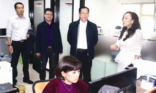 陳升東(右二)一行在深圳市海歸協(xié)會(huì)調(diào)研(深圳僑報(bào)記者