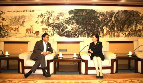 裘援平主任會見新加坡萬邦集團主席曹慰德