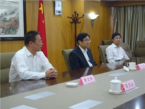 中國僑網(wǎng)王華會長與孫晉福先生交談