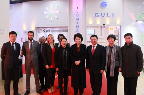 中國(guó)僑網(wǎng)裘援平參觀旅西華商轉(zhuǎn)型企業(yè)。(法國(guó)《歐洲時(shí)報(bào)》/歐文 攝)