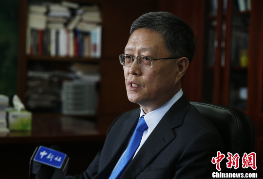 中國僑網(wǎng)中國國務(wù)院僑務(wù)辦公室副主任何亞非近日在北京接受中新社記者專訪。中新社發(fā) 劉關(guān)關(guān) 攝