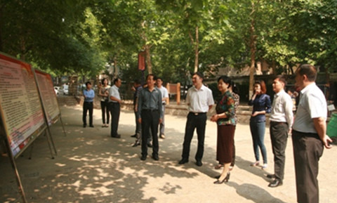 中國(guó)僑網(wǎng)國(guó)僑辦國(guó)內(nèi)司僑政處處長(zhǎng)張凌參觀無影潭社區(qū)。