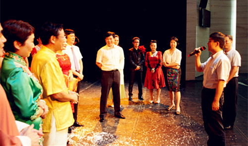 國(guó)僑辦宣傳司副司長(zhǎng)劉為杰慰問(wèn)慰?jī)S演出演員。