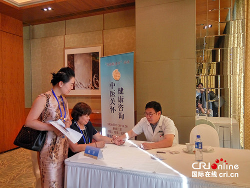 廣安門中醫(yī)名家倪青為僑胞耐心義診(攝影:李紅)