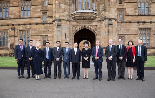 中國(guó)僑網(wǎng)中國(guó)國(guó)務(wù)院僑務(wù)辦公室裘援平主任(右六)一行與悉尼大學(xué)校長(zhǎng)施邁克(右五)以及中澳友好交流協(xié)會(huì)會(huì)長(zhǎng)周澤榮(左七)合照。(澳洲新快網(wǎng))