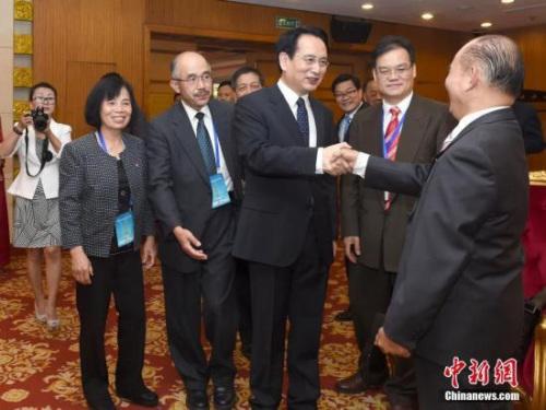 中國(guó)僑網(wǎng)5月10日,國(guó)務(wù)院僑辦副主任譚天星在北京會(huì)見(jiàn)美國(guó)各統(tǒng)促會(huì)聯(lián)合會(huì)訪問(wèn)團(tuán)。中新社記者 張勤 攝