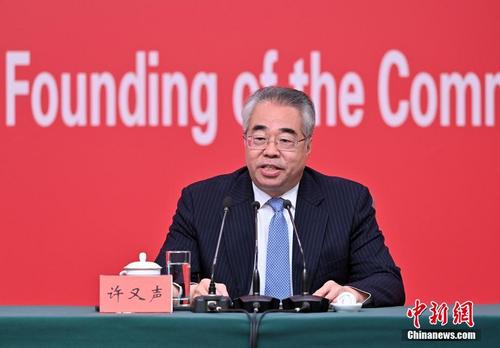 中國僑網(wǎng) 圖為許又聲介紹情況。 中新社記者 侯宇 攝