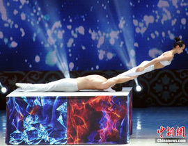 雜技《力與美--男女對手》