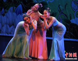 藝術(shù)團在英國愛丁堡舉行慰僑演出