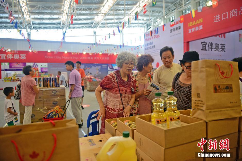 市民在進(jìn)口商品區(qū)域選購(gòu)