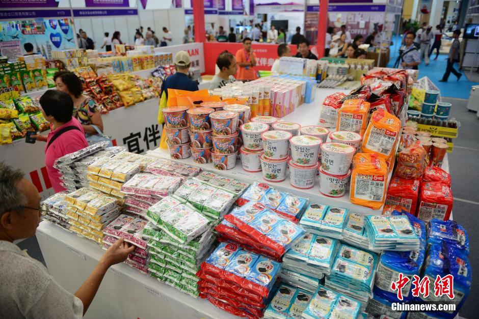 市民在進(jìn)口商品區(qū)域選購(gòu)