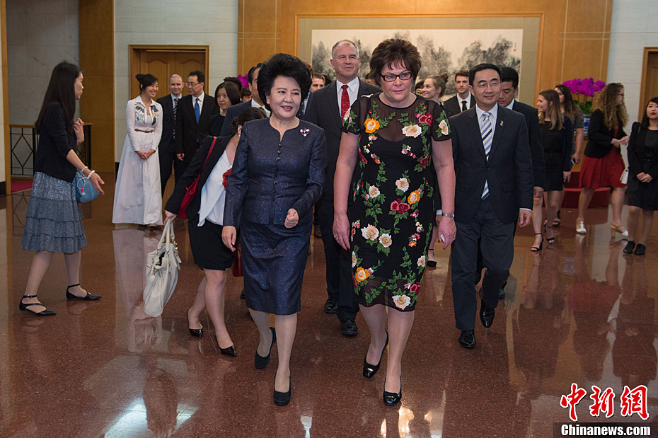 裘援平會見新西蘭青年事務發(fā)展部訪華團一行