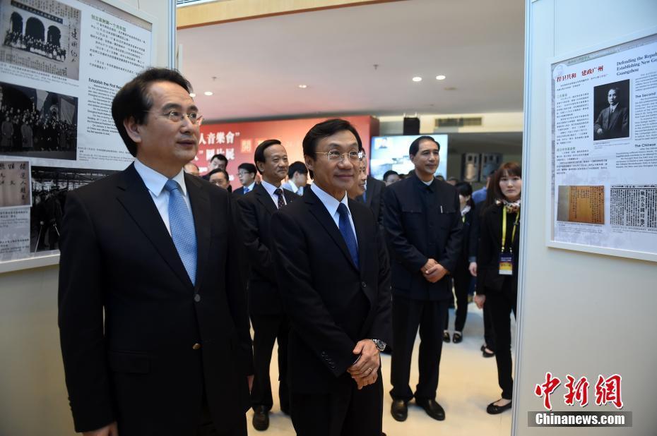 國僑辦副主任譚天星等參觀圖片展