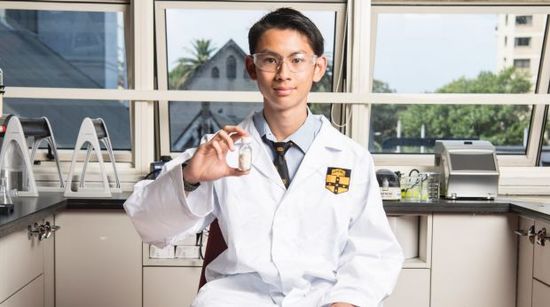 華裔中學(xué)生制出超低價(jià)藥 擊敗黑心藥業(yè)