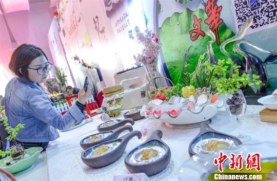 美食如畫誘食客云集。　許娟 攝