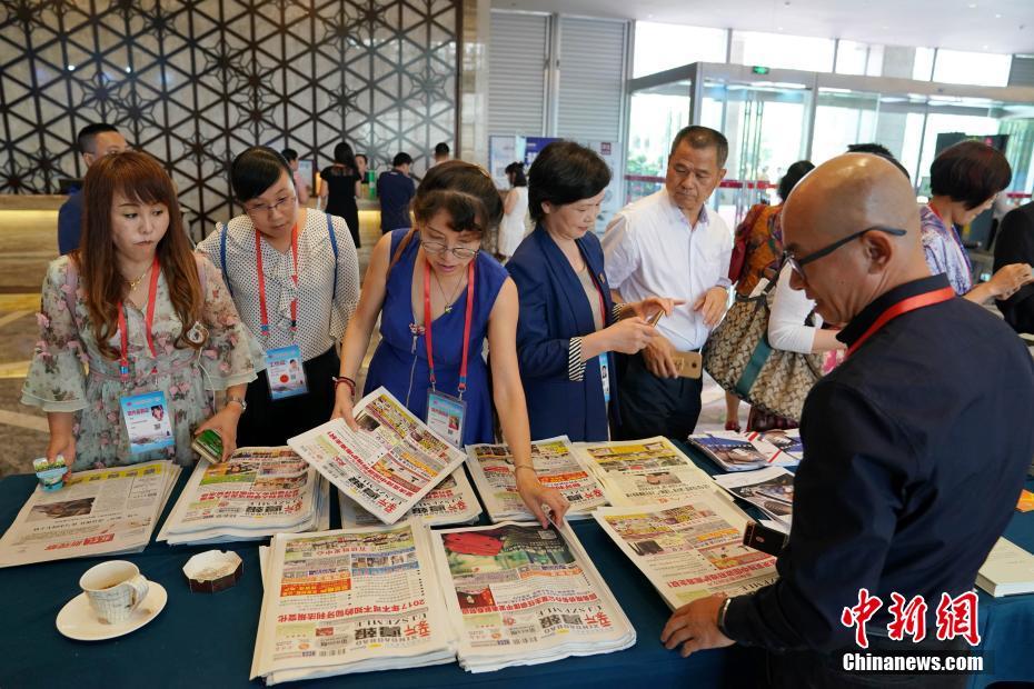 匈牙利華文媒體人在會(huì)議間歇介紹《新導(dǎo)報(bào)》