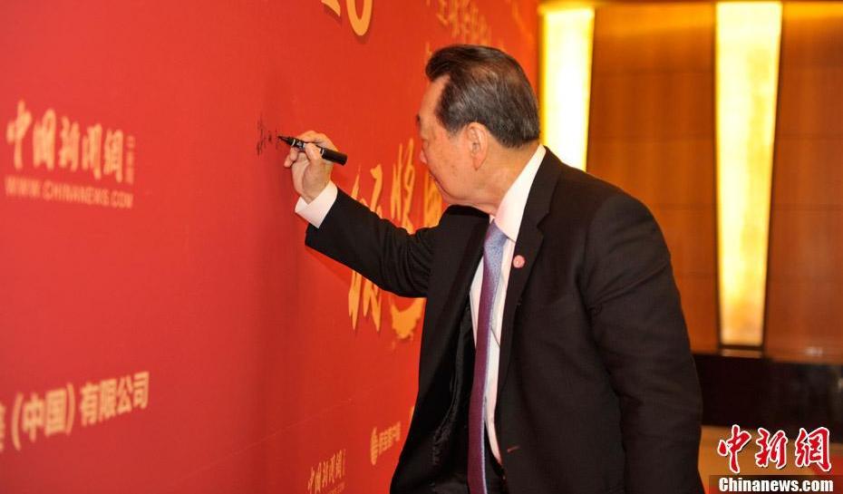 嘉賓步入紅毯，謝國(guó)民簽名并留影