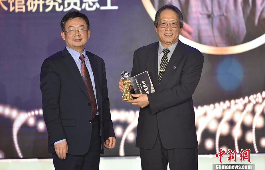 清華大學(xué)華商研究院院長(zhǎng)龍登高（左）為王純杰（右）頒獎(jiǎng)