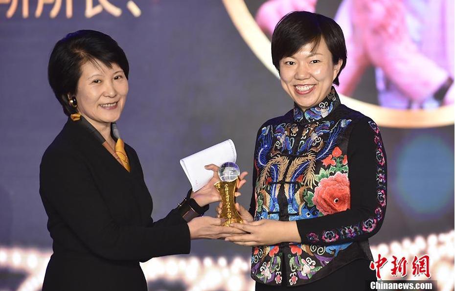 中國(guó)新聞社總編輯王曉暉（左）為葉嘉瑩代表、葉嘉瑩助手張靜頒獎(jiǎng)