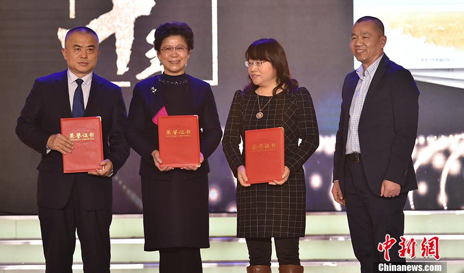 中國(guó)新聞社副社長(zhǎng)兼副總編輯夏春平為“‘僑’這40年”征文獲獎(jiǎng)?wù)哳C證書(shū)