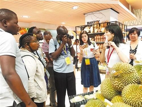 中國僑網(wǎng)訪學(xué)班學(xué)員在廣州OLE超市了解“一帶一路”商品情況。 張雙攝