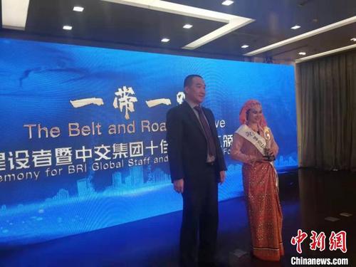 中國(guó)僑網(wǎng)中交集團(tuán)為外籍十佳員工頒獎(jiǎng) 周銳 攝