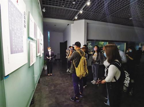 中國僑網(wǎng)采訪團參觀長沙簡牘博物館 李昕 攝