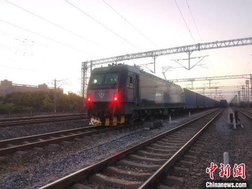 中國僑網(wǎng)中歐班列(武漢)開出今年第100列,駛往德國杜伊斯堡 肖一鳴 攝