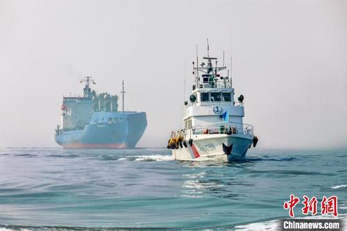 中國(guó)僑網(wǎng)臺(tái)州海事部門保障臺(tái)州港RCEP貿(mào)易航線首艘水果運(yùn)輸船舶安全抵港 臺(tái)州海事局供圖