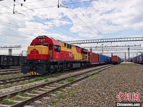 中國僑網(wǎng)一列出境中歐班列正在駛出阿拉山口站。 陳乾 攝