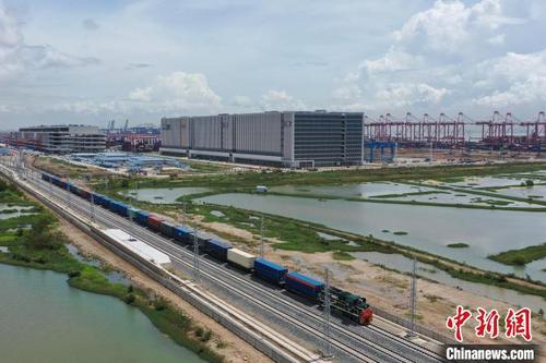 中國(guó)僑網(wǎng)廣州港南沙港區(qū)成功開(kāi)行首趟中歐班列 陳驥旻 攝